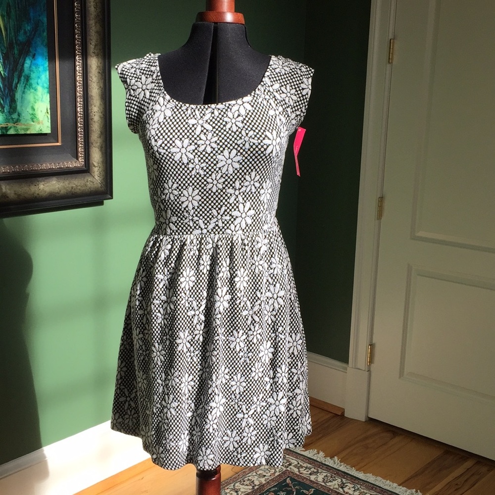 NWT Cute Black & White dress 👗